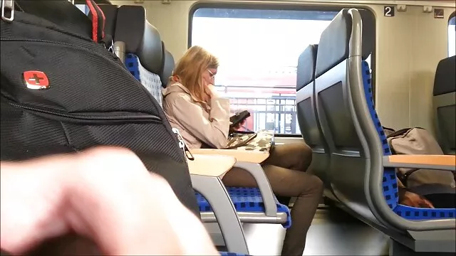 פורנו ללא רישום  נקודה מתוקה עם קעקוע על הבטן המוארת בחדר ערוצי פורנו חינם ההלבשה