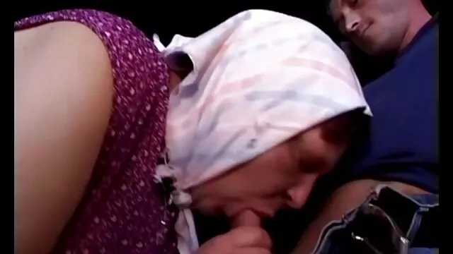 פורנו ללא רישום  פילגש קוראת ספר בעוד מלצר מלטף את הנרתיק סקס חינם אבא ובת שלה
