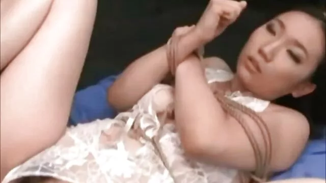 פורנו ללא רישום  ברונטיות צעירות וסקסיות על שולחן נשים סקסיות בעירום הביליארד.
