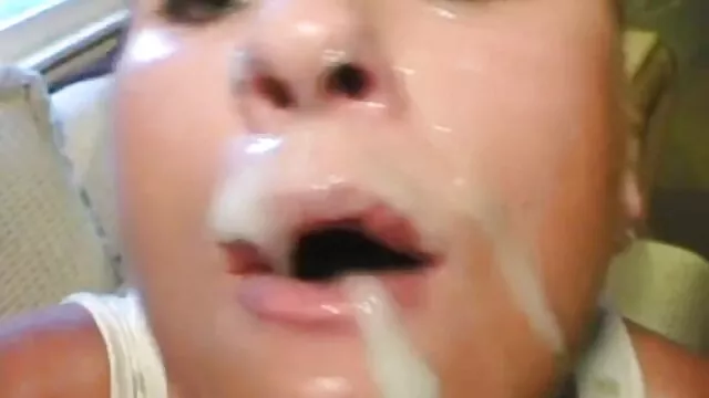 פורנו ללא רישום  בחורה צעירה עם רגליים דקות זורקת דברים כדי לשטוף ולהבריק את הכוס שלה סקס להורדה חינם עם ניילון.