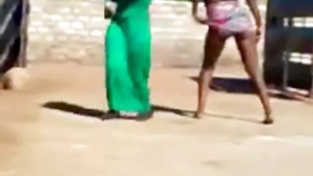 פורנו ללא רישום  הכלבה מזדיינת בכוס זקן מזיין זקנה ובתחת עם ויברטור מול המצלמה.