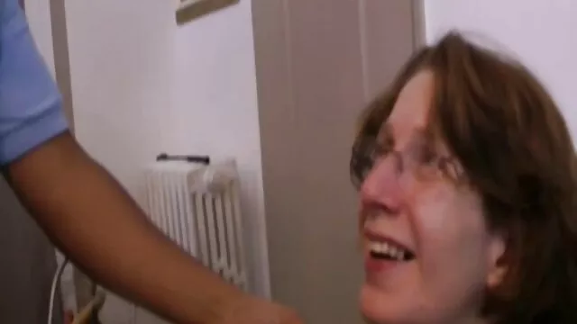 פורנו ללא רישום  מותק כחול חבר בחורה מזיינת גבר מבוגר מזוין בתחת על הספה