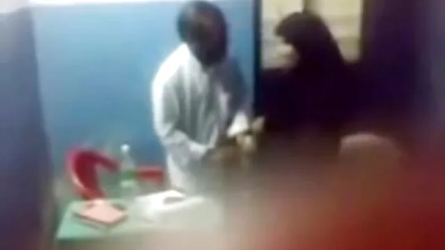 פורנו ללא רישום  קושר את הידיים של בלונדינית ומזיין אותה סקס מצלמות חינם חזק
