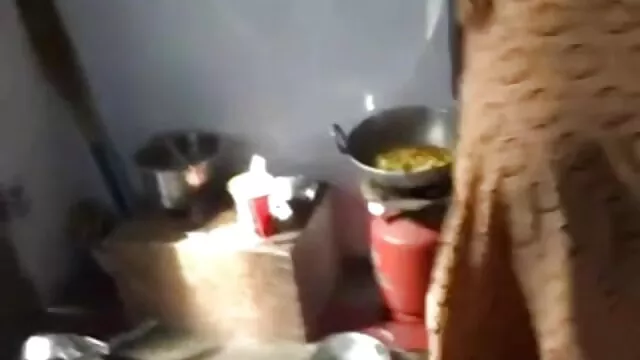 פורנו ללא רישום  דינמו עם גרביונים שחורים, מלטף אינדקס אתרי סקס חינם כובע, מתגלח עירום באצבע,