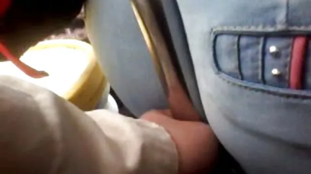 פורנו ללא רישום  משקפיים, בלונדינית עירומה, פותחת רגליים ומראה חורים. בחורה מזיינת בחור