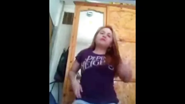 פורנו ללא רישום  צ ' אט סקס רוסי על גרביונים אדומים כדי למצוץ סקס חינם משפחה