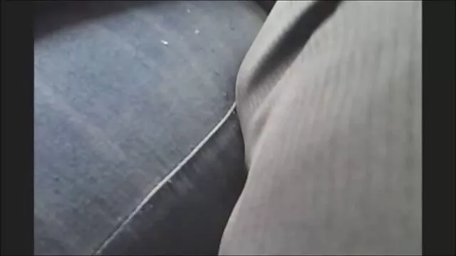 פורנו ללא רישום  זונה תאוותנית סרטי סקס צעירות חינם מזדיינת עם גבר בפומבי.