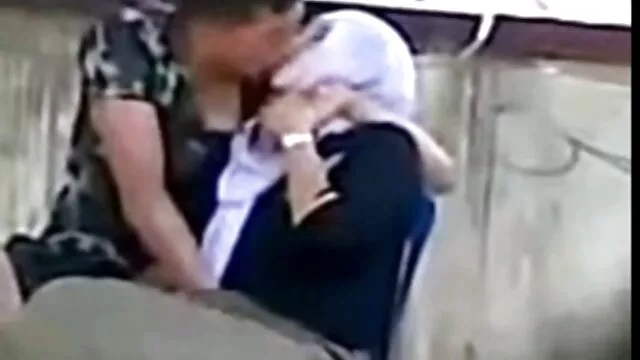 פורנו ללא רישום  ברונטית צעירה במיכל ורוד מוצצת להאלה ונותנת לה כוס לסביות וידאו מגולח