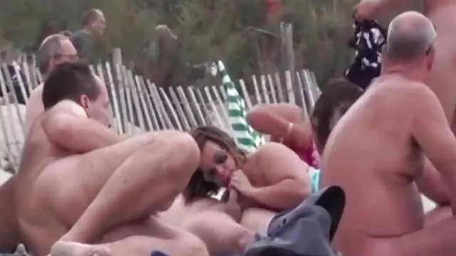 פורנו ללא רישום  זונה יפה ומרגיעה עם מכרים חדשים בזמן גבר מזיין כלבה שהיא עושה אהבה