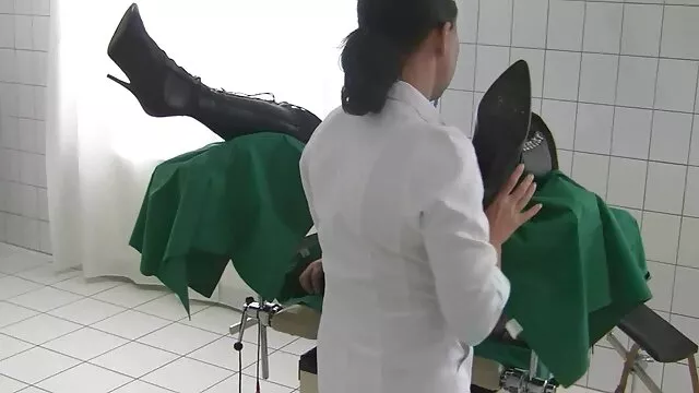 פורנו ללא רישום  גבר מזיין סרטי סקס חינם זקנות סטודנטית צעירה בפארק.