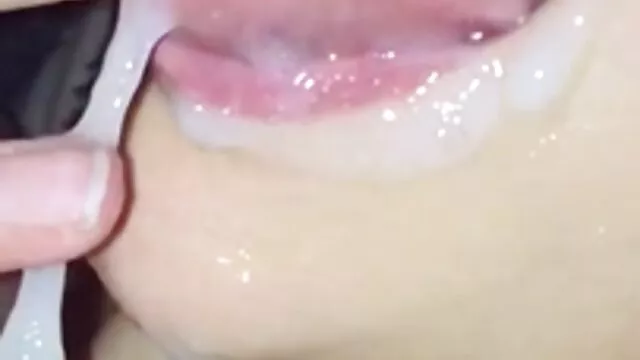 פורנו ללא רישום  שחרחורת עם גרביונים, מזדיינת עם אבא הלבשה תחתונה יוקרתית, מוצצת ומזדיינת בבית.