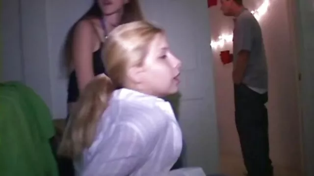 פורנו ללא רישום  לסביות מלקקות ומזדיינות עם שאגי סקס אמהות חינם במשרד.