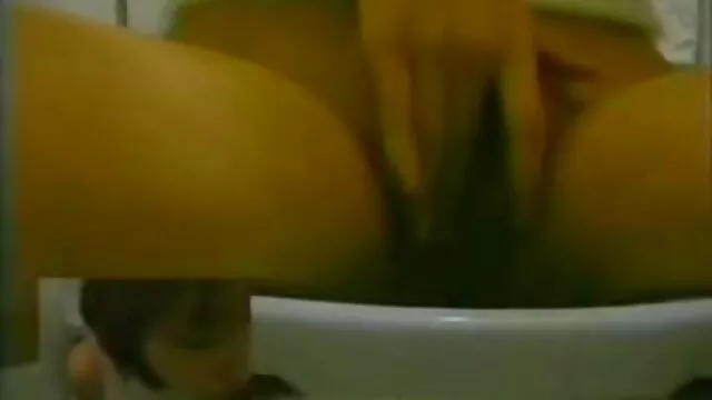 פורנו ללא רישום  סקס עם אסיאתית יפה מזיין את העוזרת על החוף.