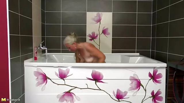 פורנו ללא רישום  בובת רוסייה צעירה ויקטוריה מקיימת יחסי מין סרטי סקס חינם אמהות במטבח